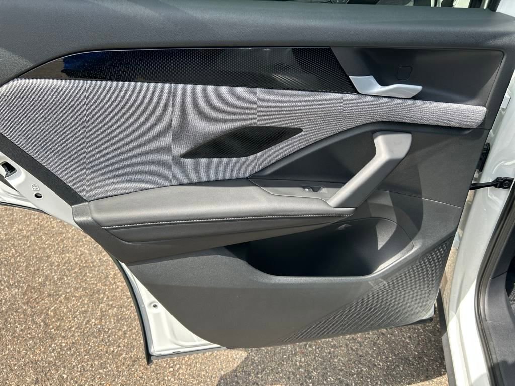 Used 2025 Volkswagen Tiguan S w/ 18" Wheel Package image 12