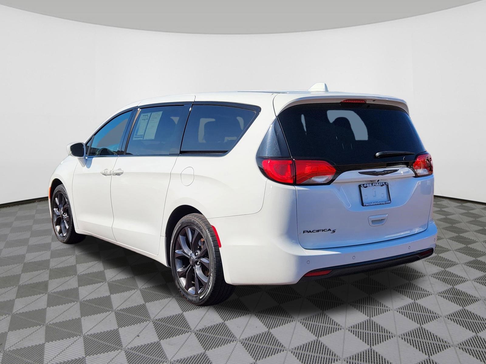 Used 2019 Chrysler Pacifica Touring Plus w/ S Appearance Package image 3