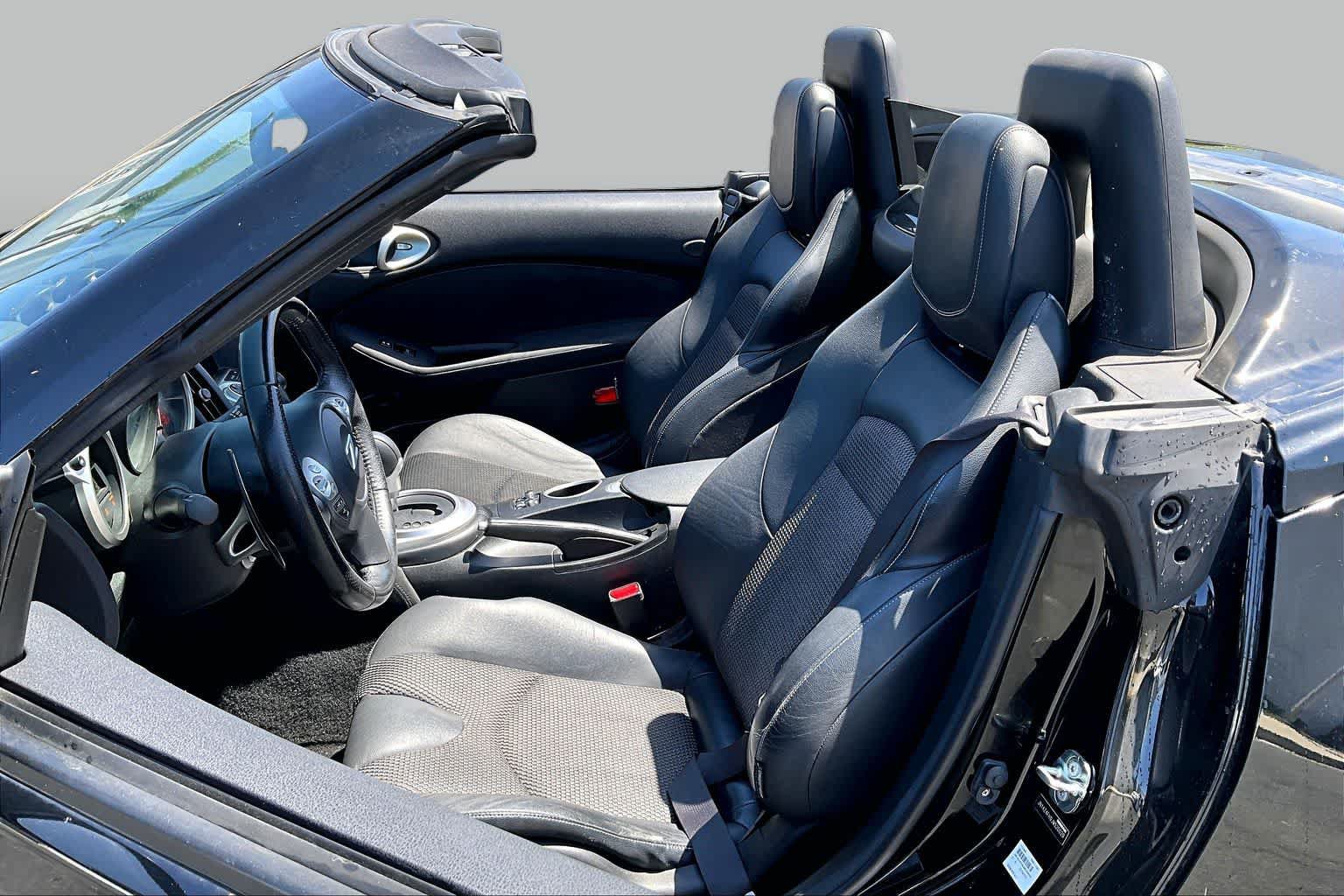 Used 2018 Nissan 370Z Touring Sport RWD image 7
