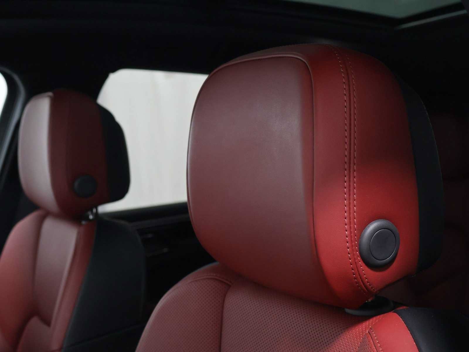 Certified 2023 Porsche Macan S AWD/4WD image 17