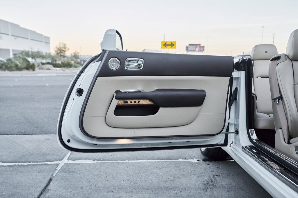 Used 2017 Rolls-Royce Dawn image 23