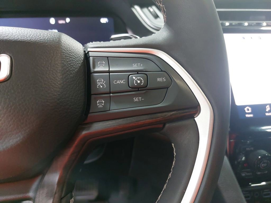 Used 2023 Jeep Grand Cherokee L Limited w/ Black Appearance Package AWD/4WD image 18