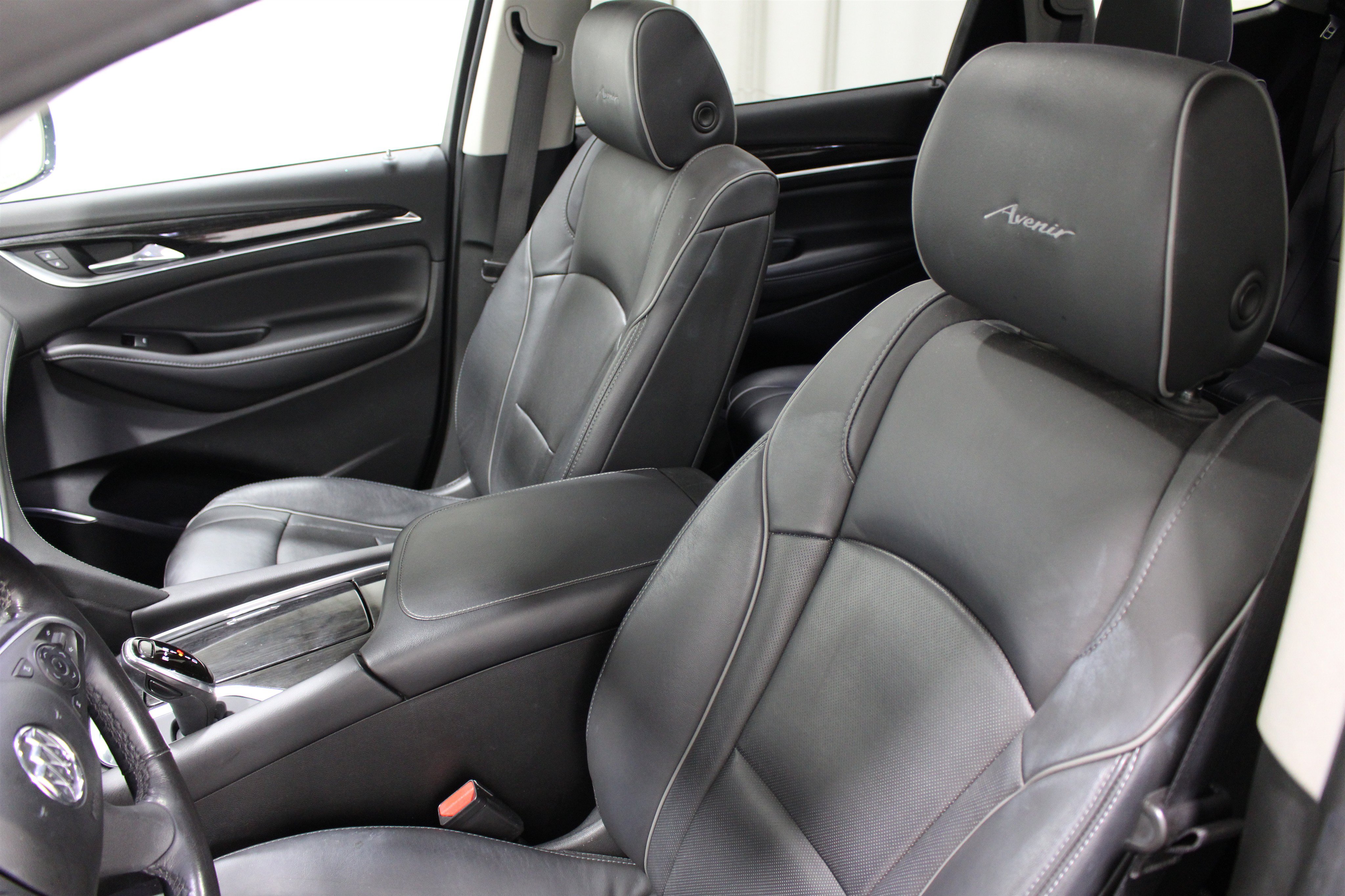 Used 2019 Buick Enclave Avenir w/ Avenir Technology Package FWD image 4
