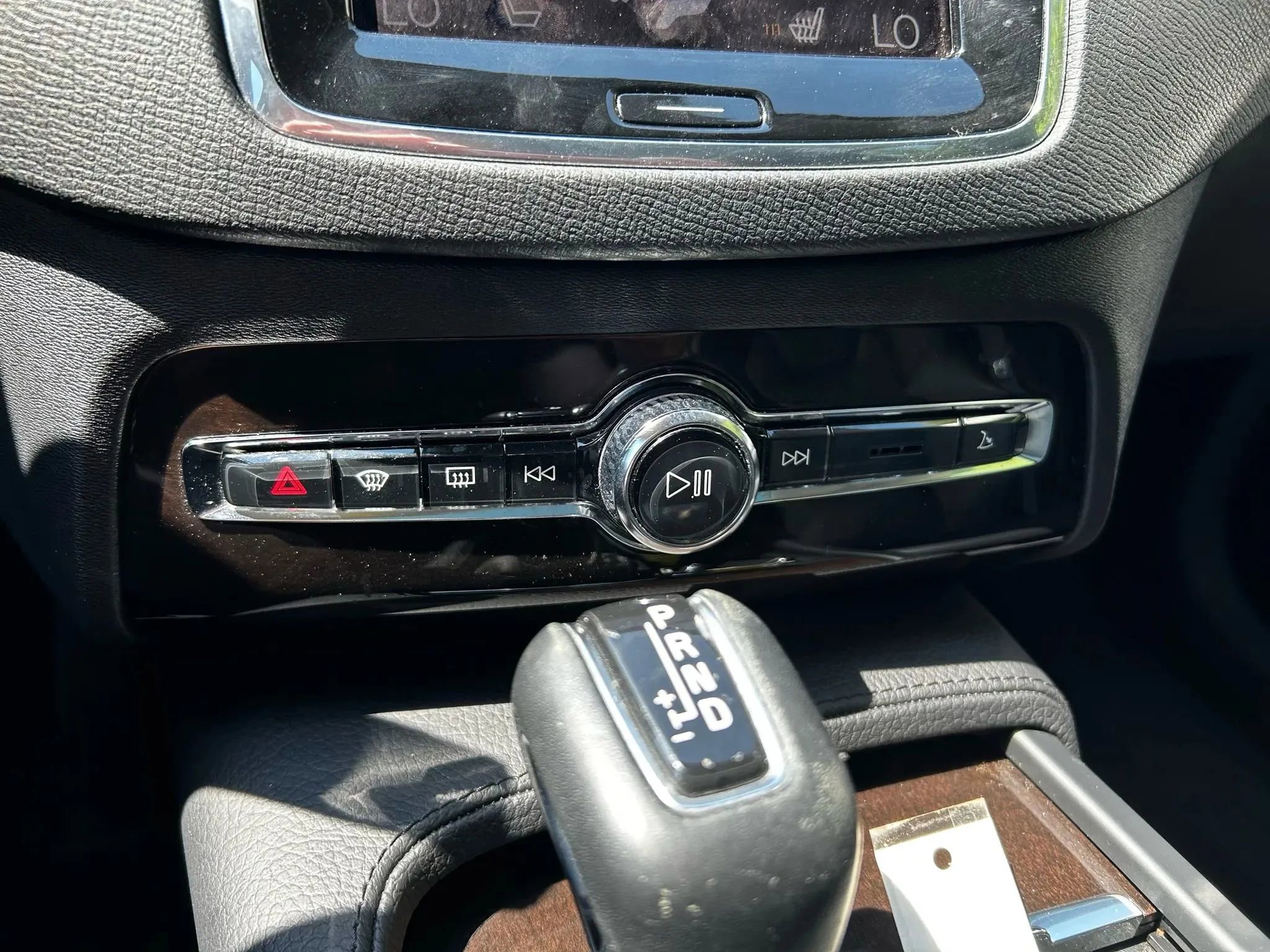 Used 2016 Volvo XC90 T6 Momentum w/ Momentum Plus Package AWD/4WD image 24