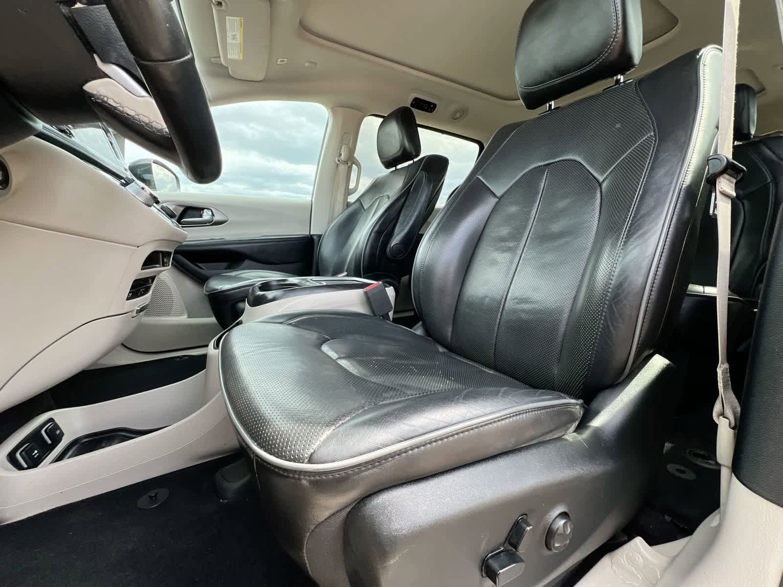 Used 2019 Chrysler Pacifica Limited w/ Tire & Wheel Group FWD image 16