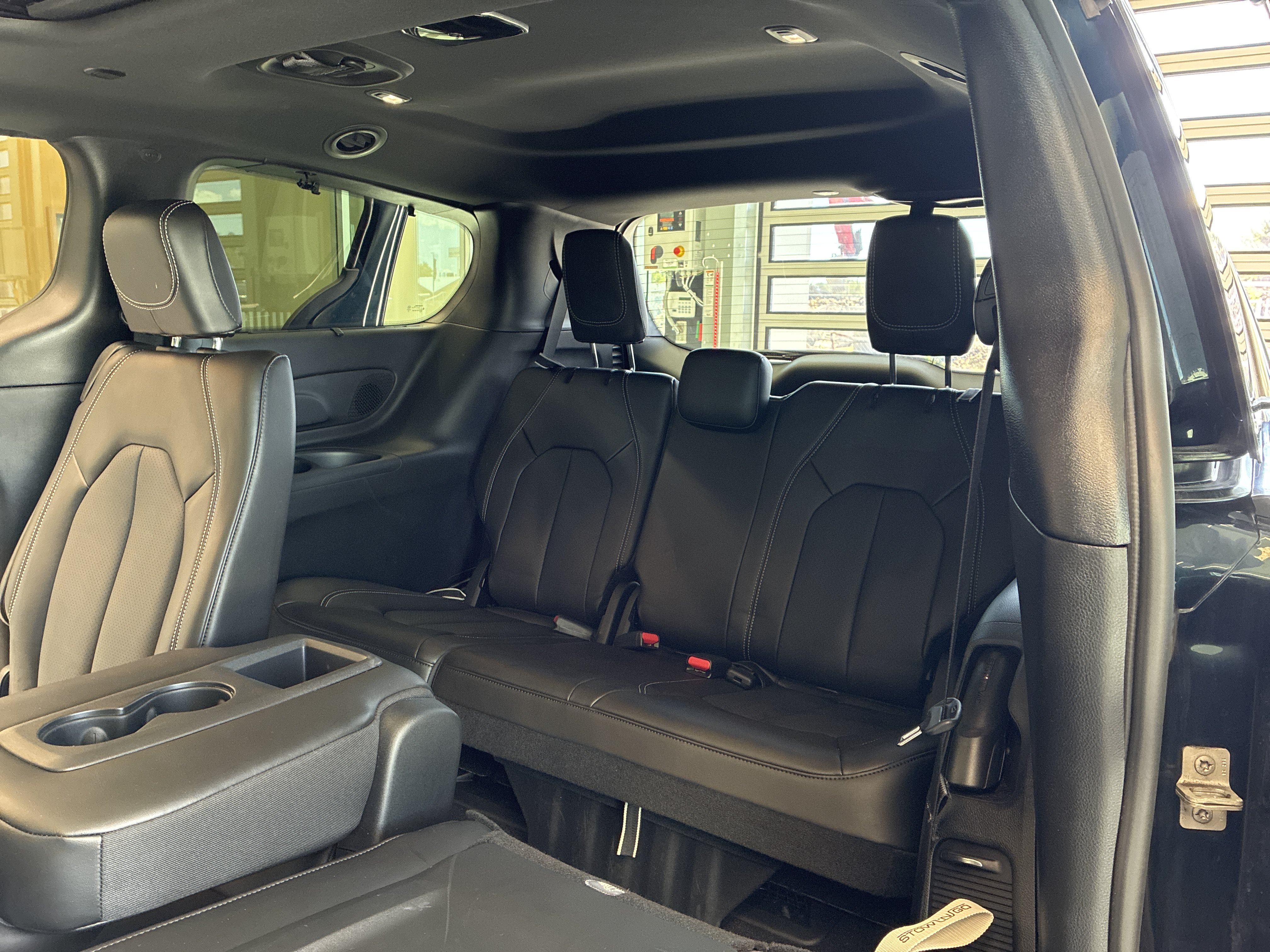 Certified 2025 Chrysler Pacifica Select w/ Uconnect Theater Family Group FWD image 12