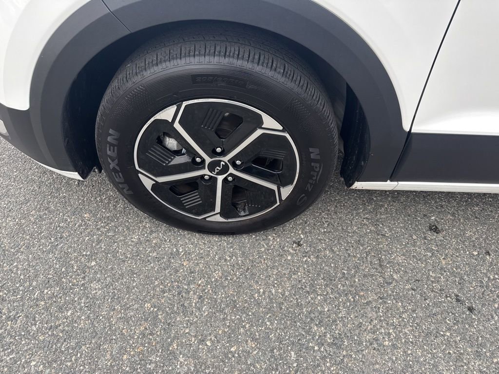 Used 2023 Kia Niro EX image 9