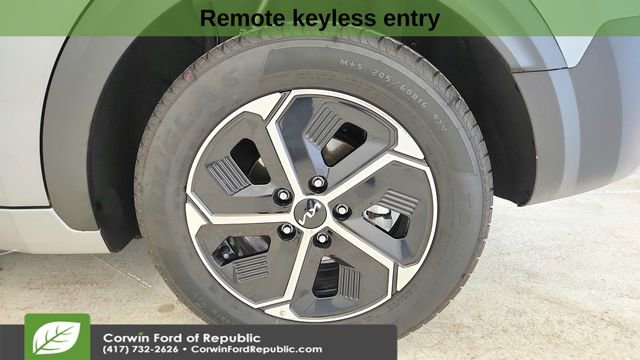 Used 2024 Kia Niro LX image 10