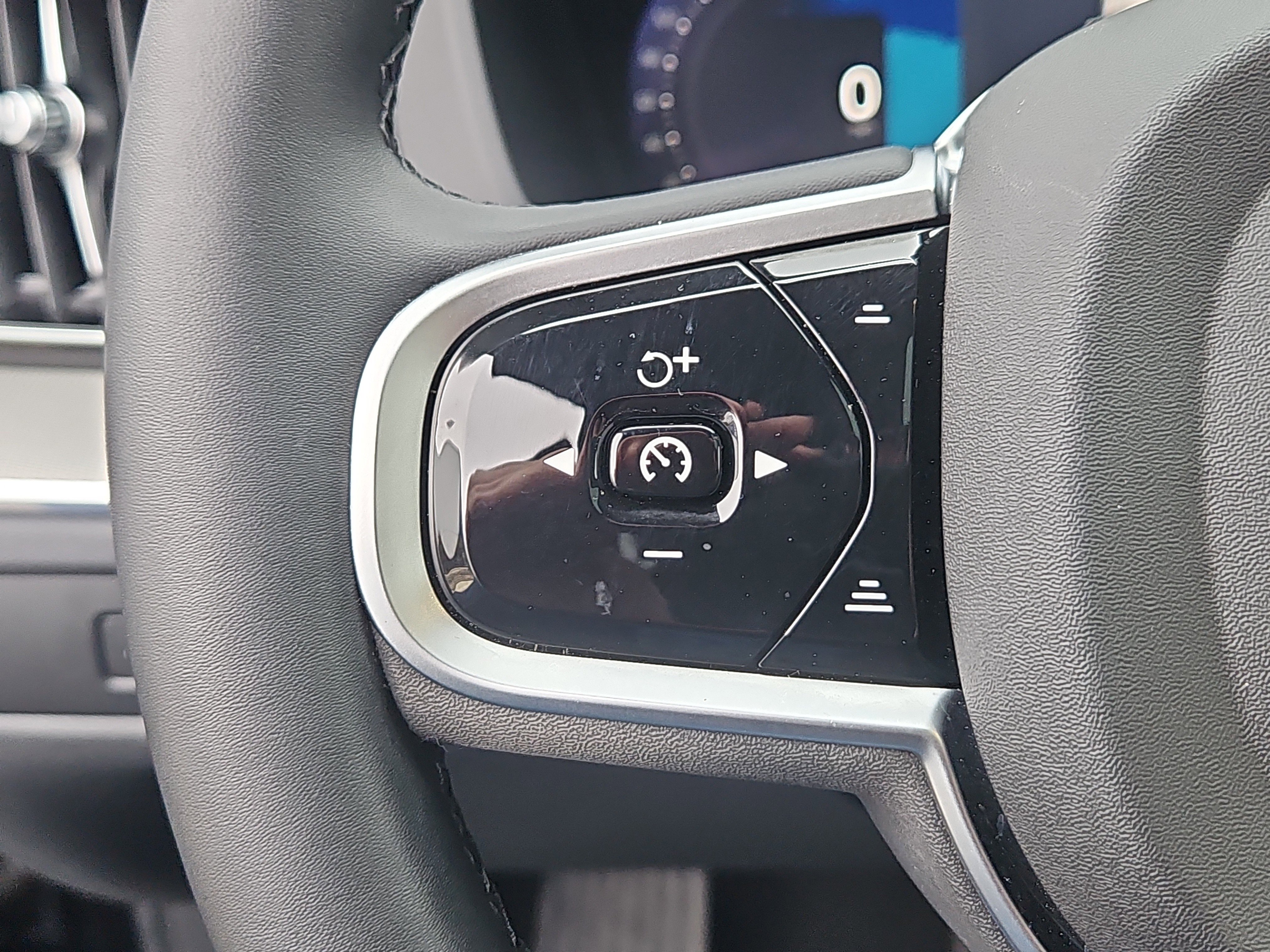 Used 2025 Volvo XC60 B5 Ultra image 21