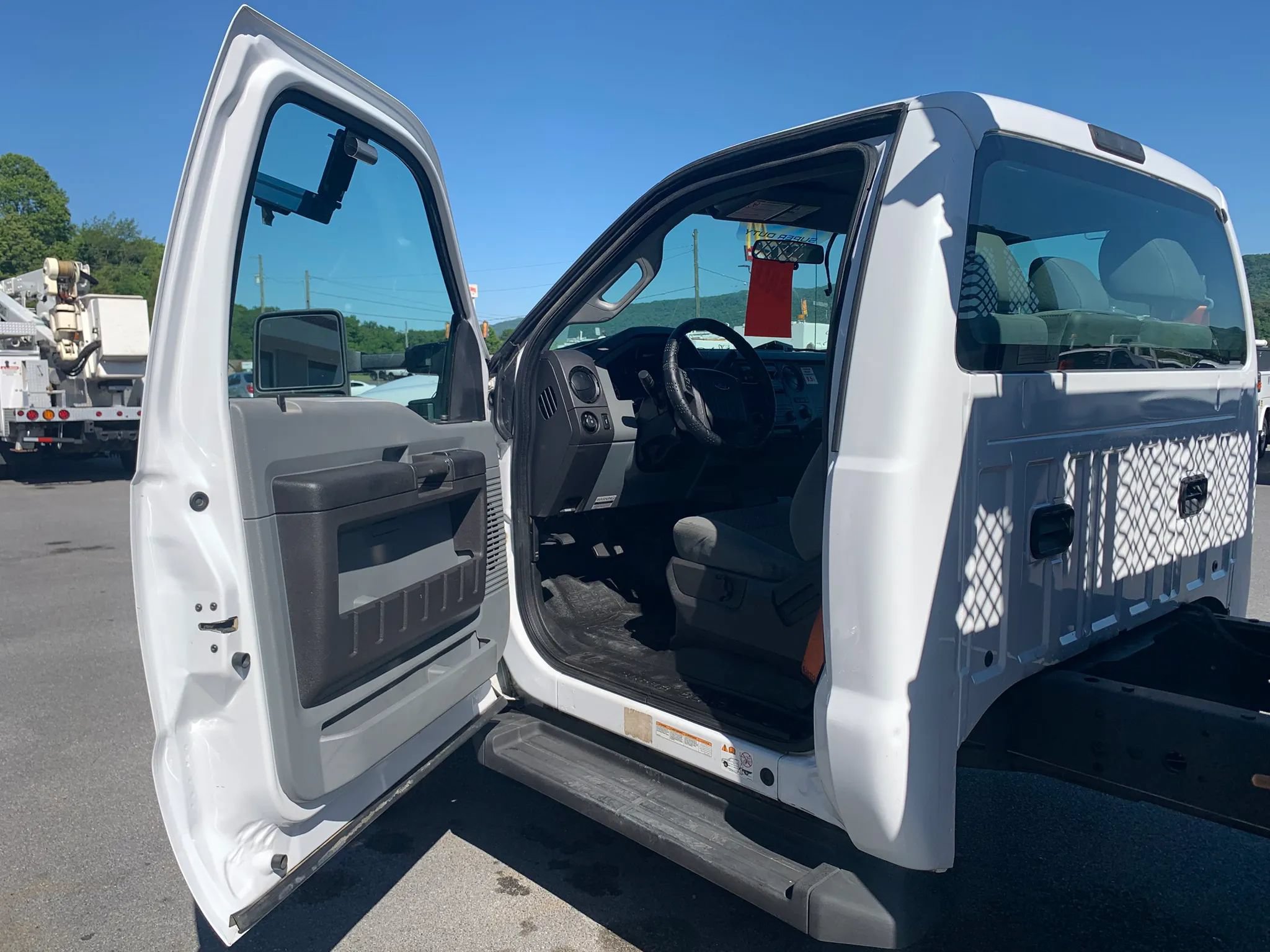 Used 2015 Ford F550 4x4 Regular Cab Super Duty image 8