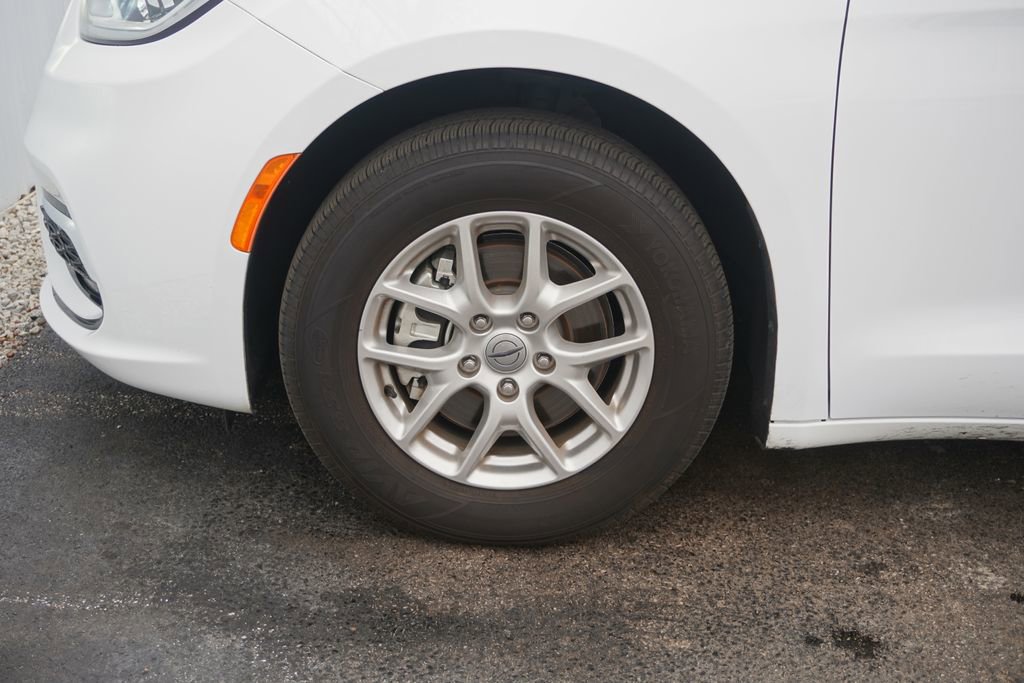 Used 2025 Chrysler Pacifica Select image 6