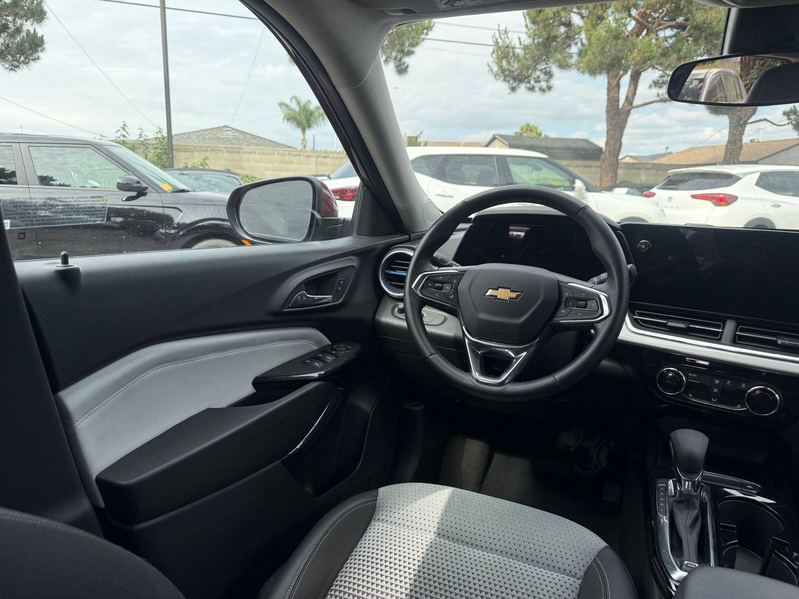 Used 2025 Chevrolet Trax LT w/ LT Convenience Package FWD image 31