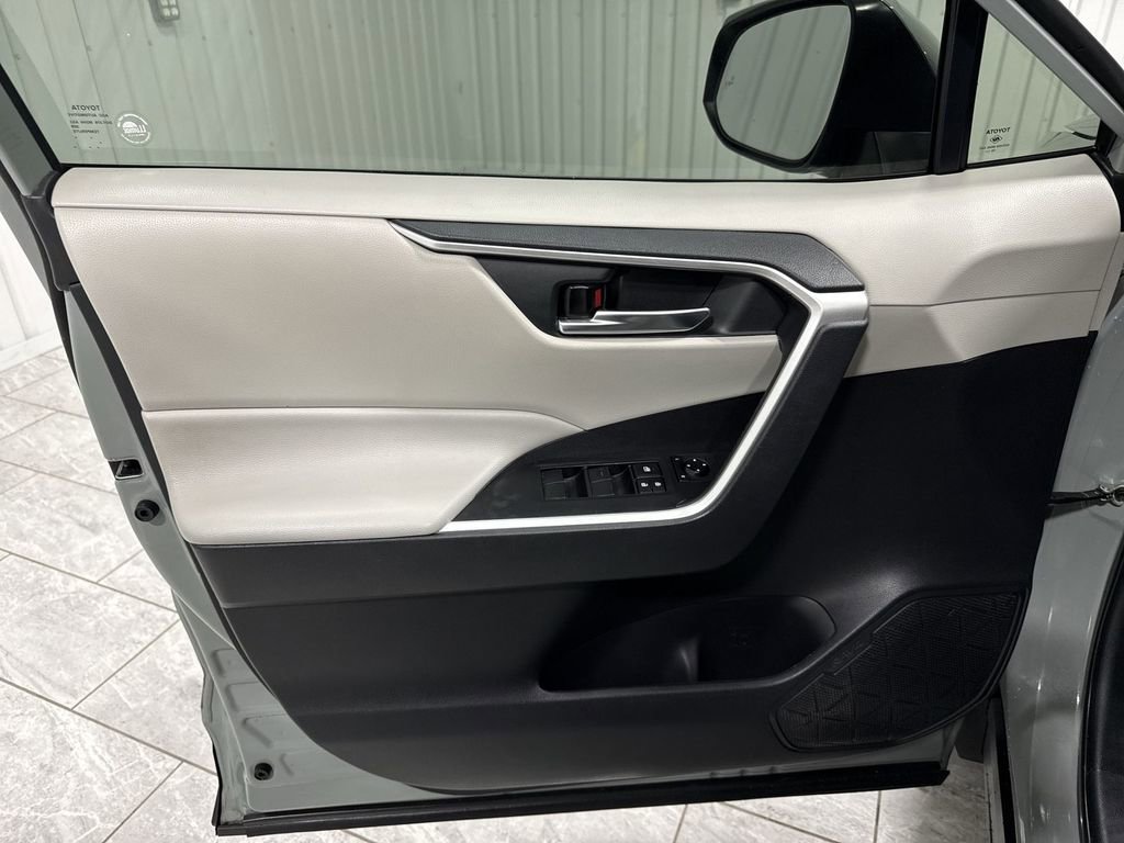 Used 2020 Toyota RAV4 XLE image 23