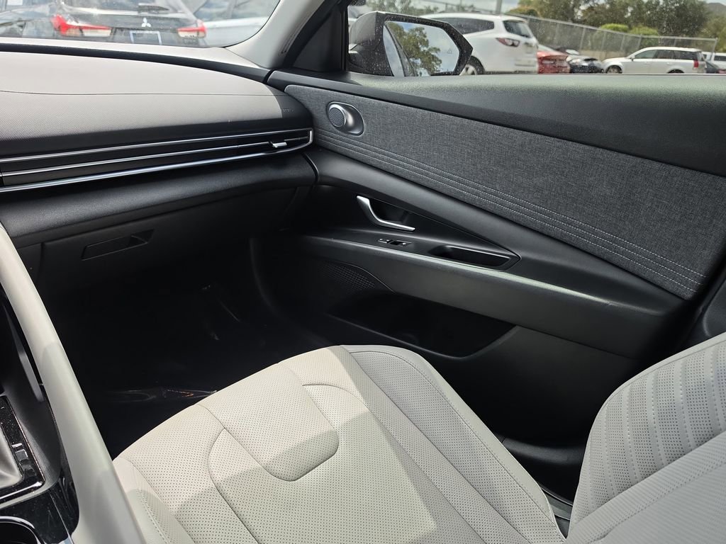 Used 2023 Hyundai Elantra Limited FWD image 11