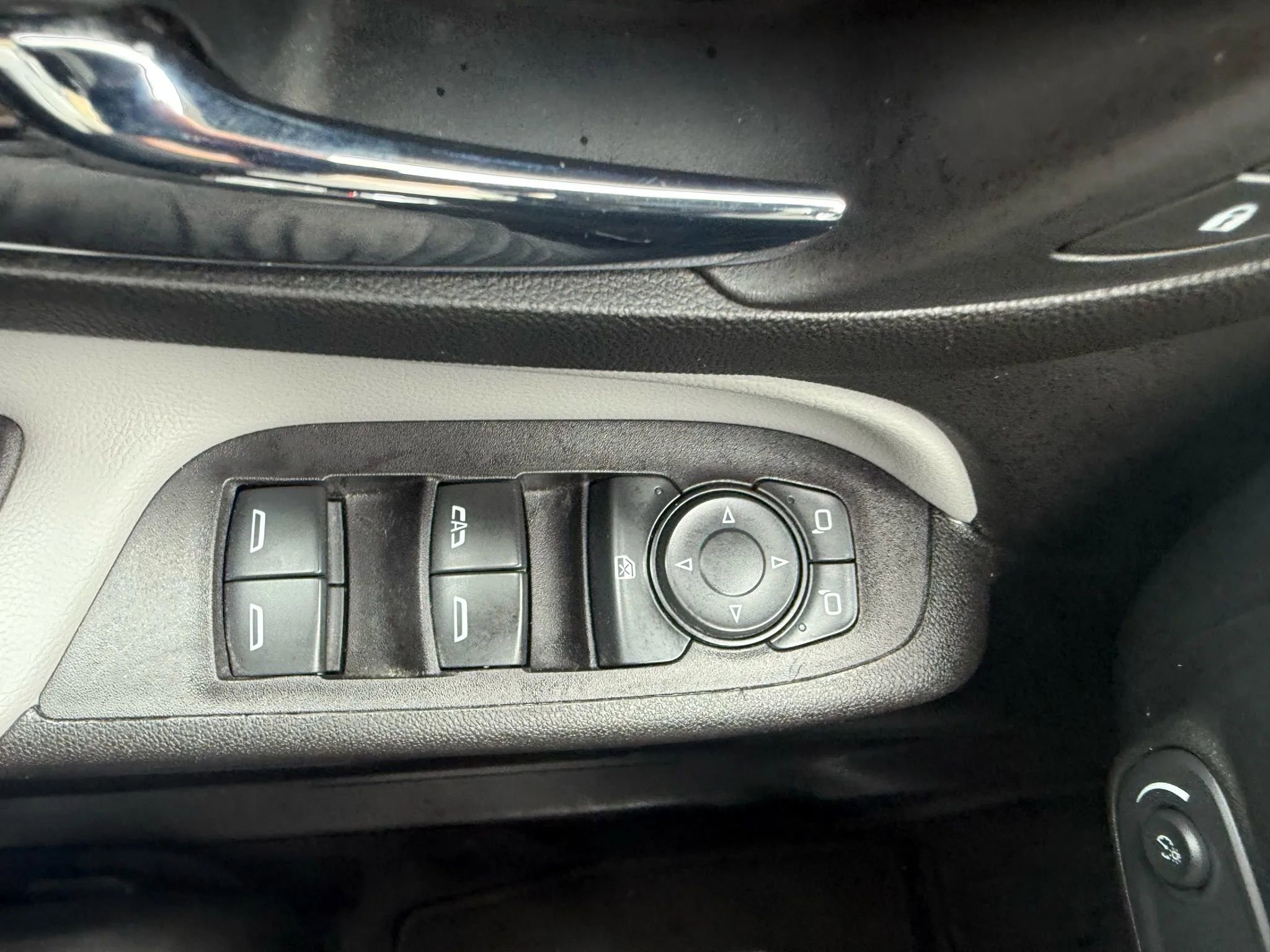 Used 2021 Chevrolet Equinox LS image 23