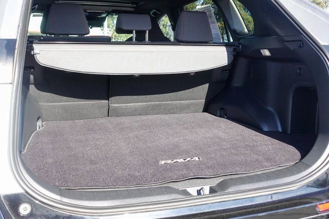 Used 2022 Toyota RAV4 SE image 28