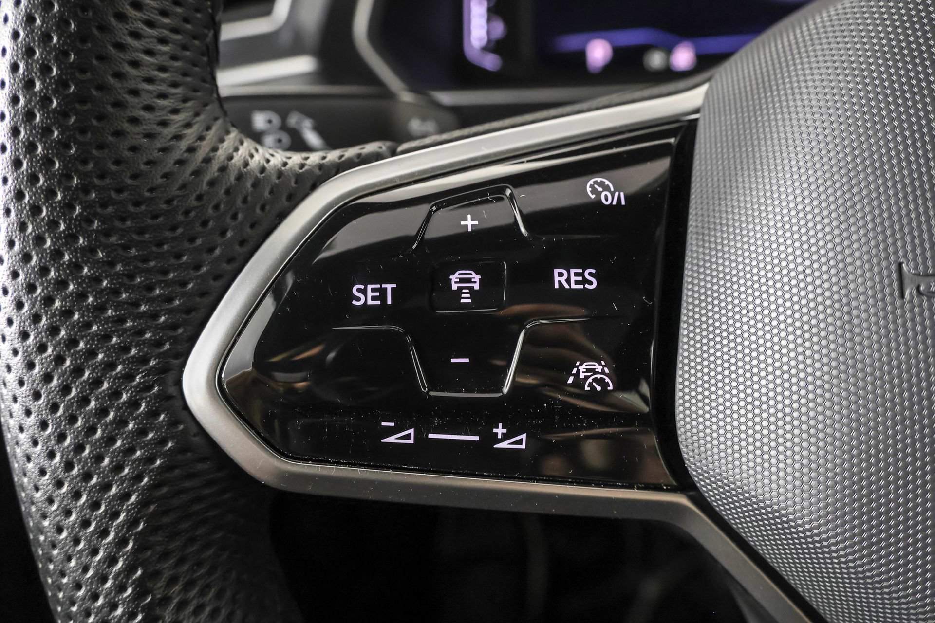 Used 2024 Volkswagen Tiguan SEL R-Line image 30