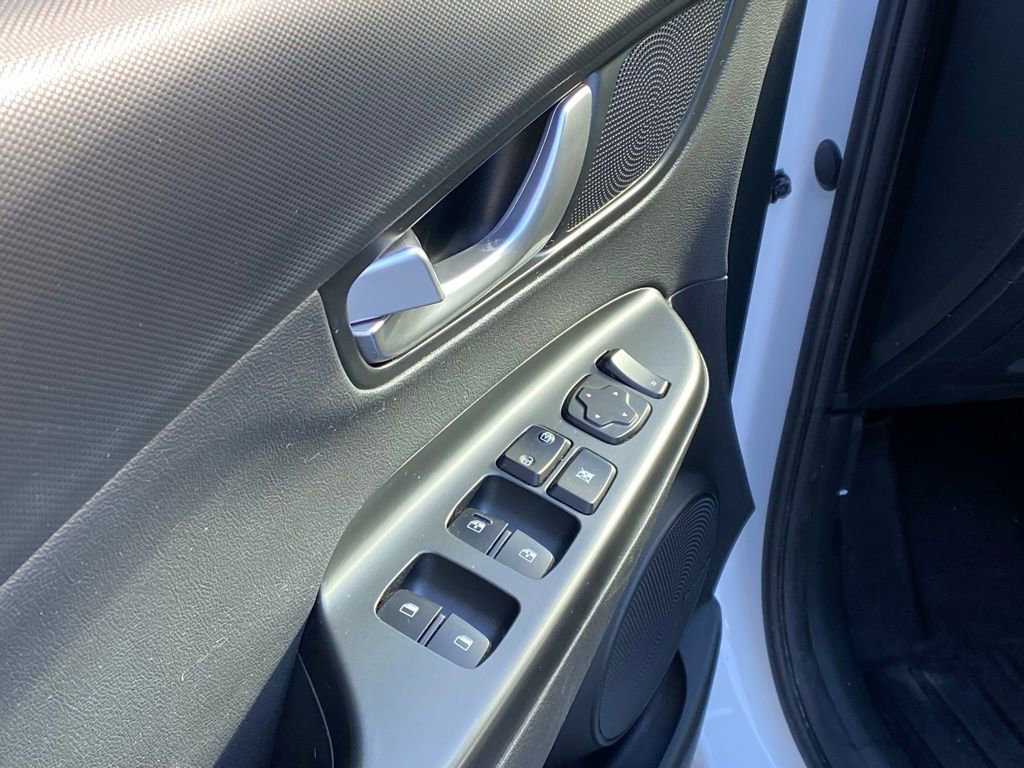 Used 2022 Hyundai Kona Limited image 11