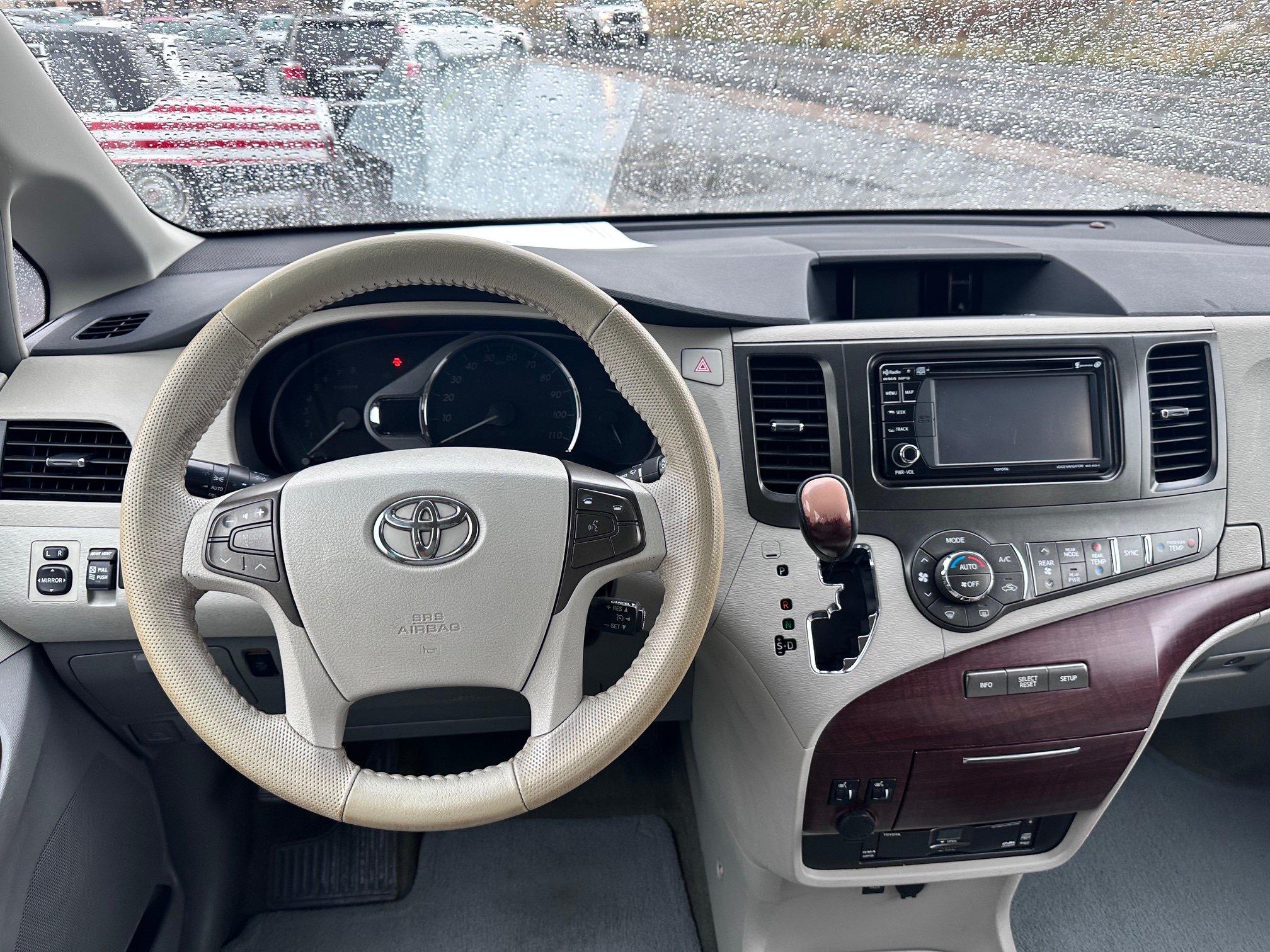 Used 2013 Toyota Sienna XLE w/ Entertainment Pkg FWD image 8