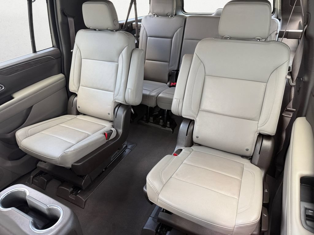 Used 2022 Chevrolet Suburban LT w/ Luxury Package AWD/4WD image 9