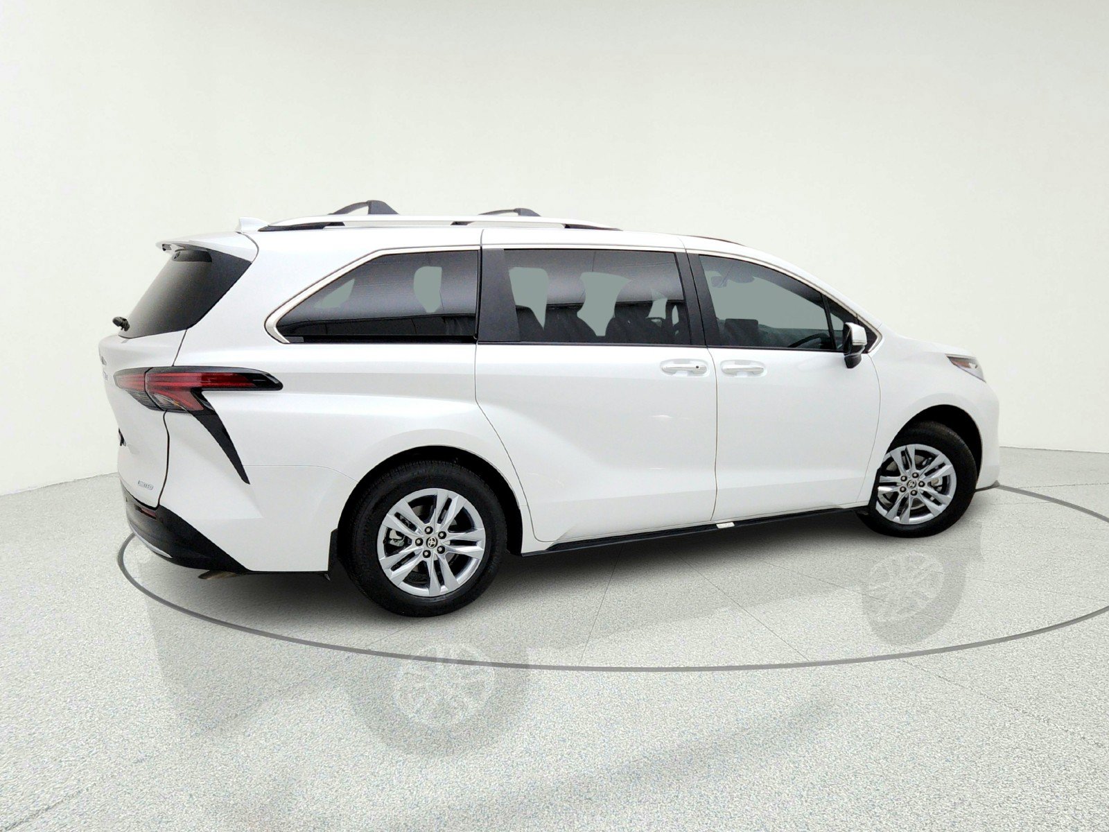 Used 2025 Toyota Sienna Limited FWD image 8