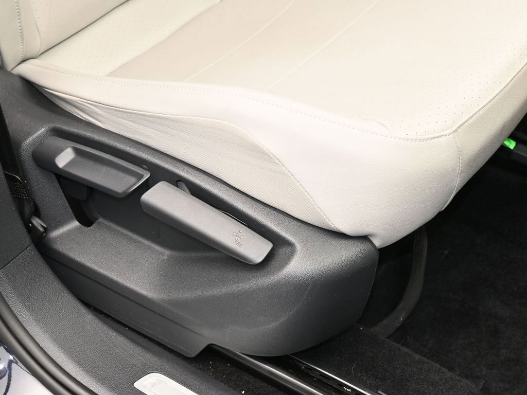 Used 2020 Volkswagen Tiguan SE R-Line image 49