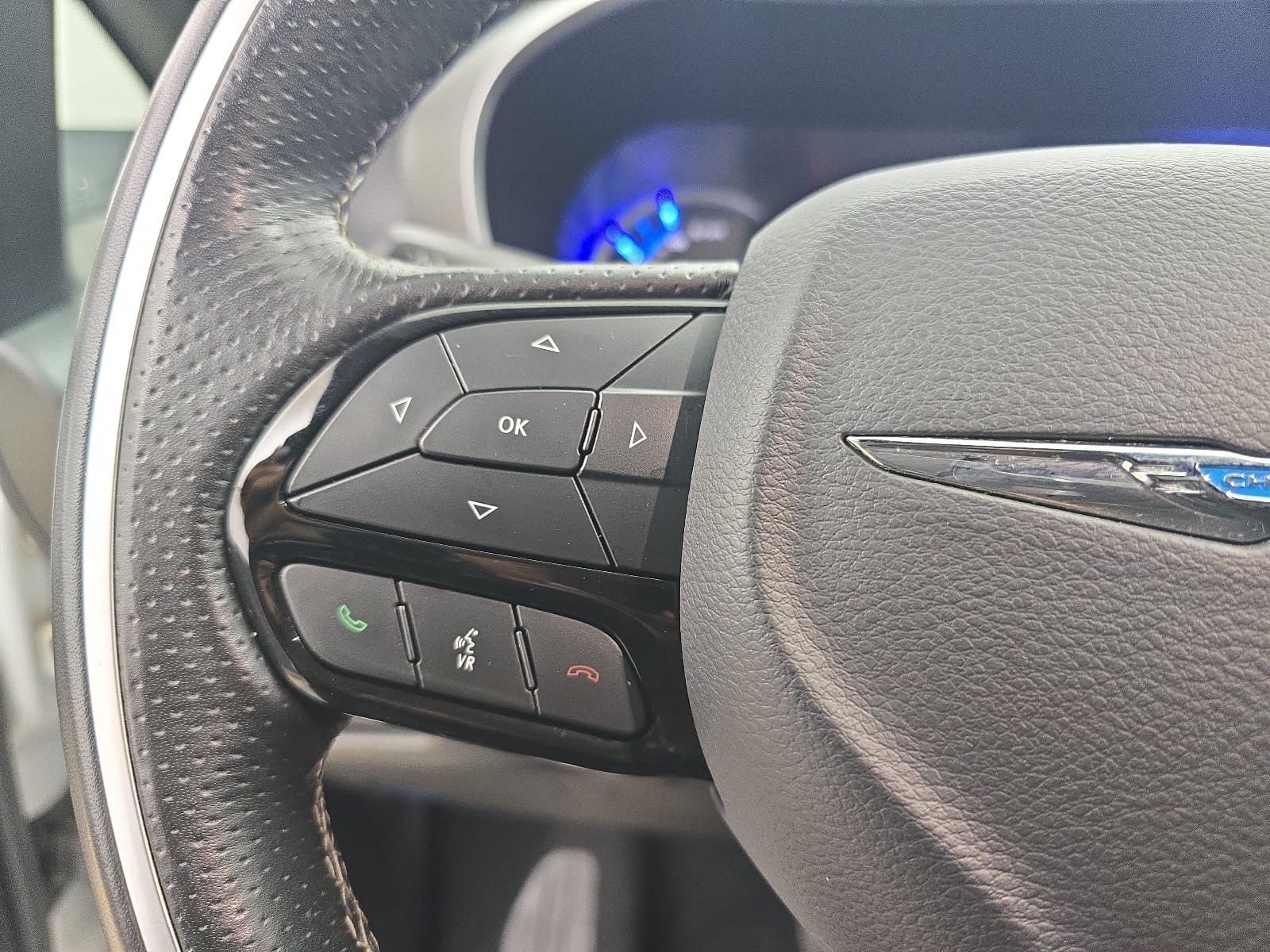 Used 2021 Chrysler Pacifica Limited w/ Uconnect Theater Family Group FWD image 14