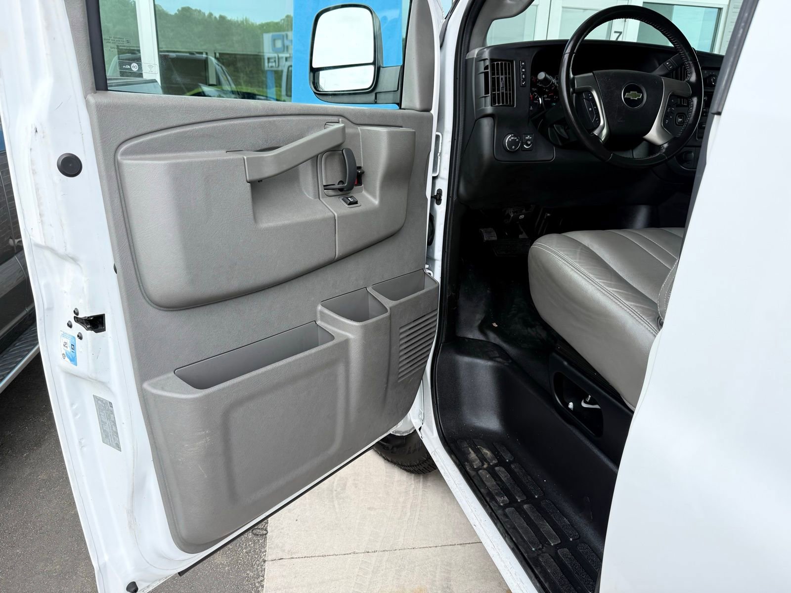 Used 2017 Chevrolet Express 3500 LS image 16