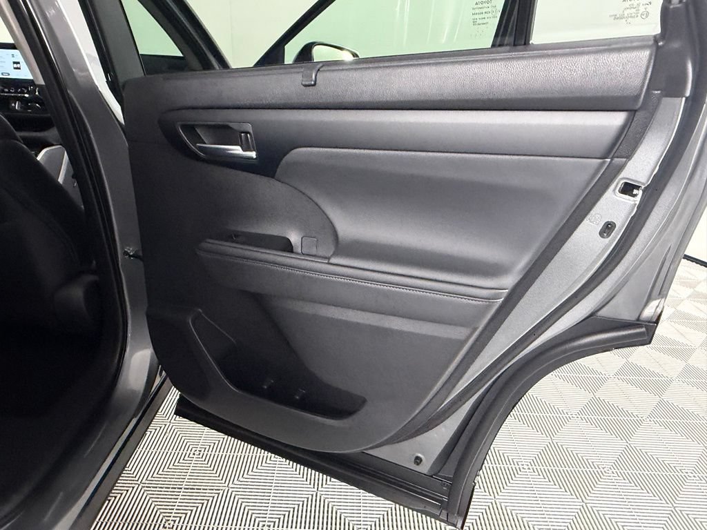 Used 2025 Toyota Highlander XLE FWD image 30