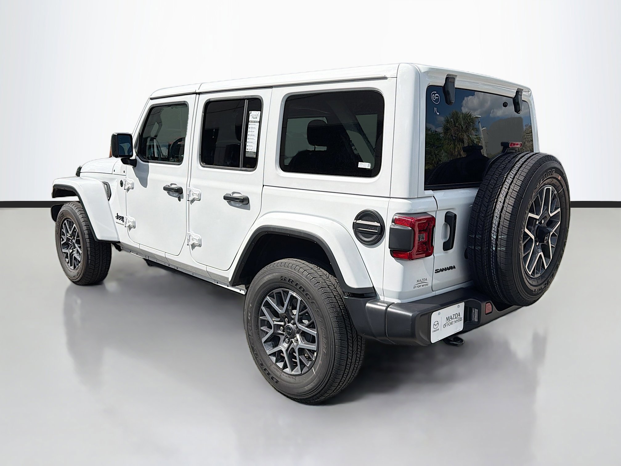 Used 2025 Jeep Wrangler Sahara image 5