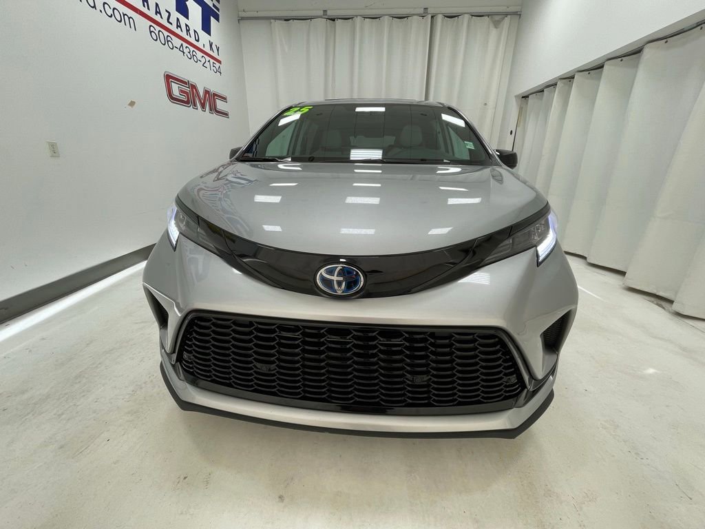 Used 2025 Toyota Sienna XSE image 2