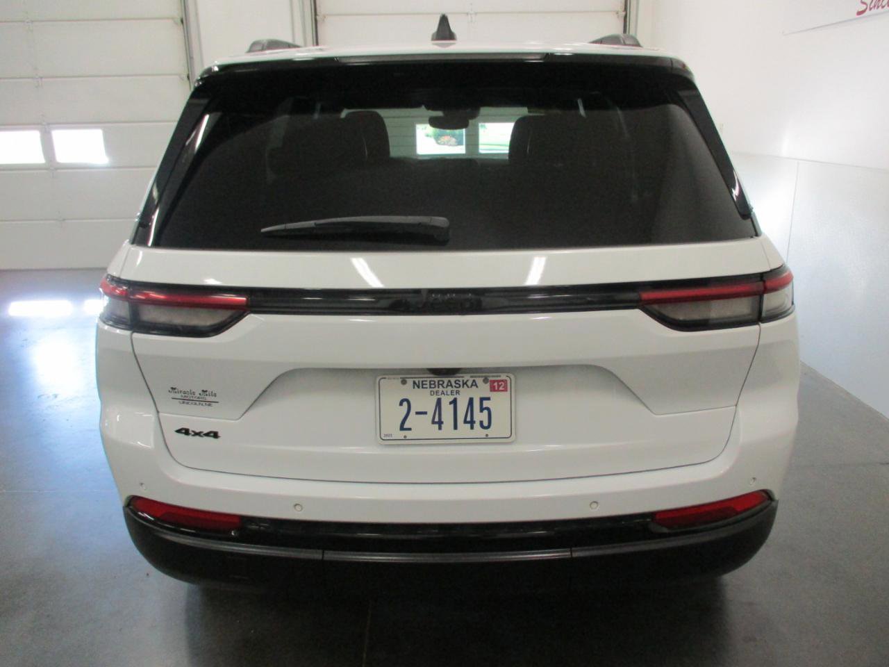 Used 2023 Jeep Grand Cherokee Altitude AWD/4WD image 5