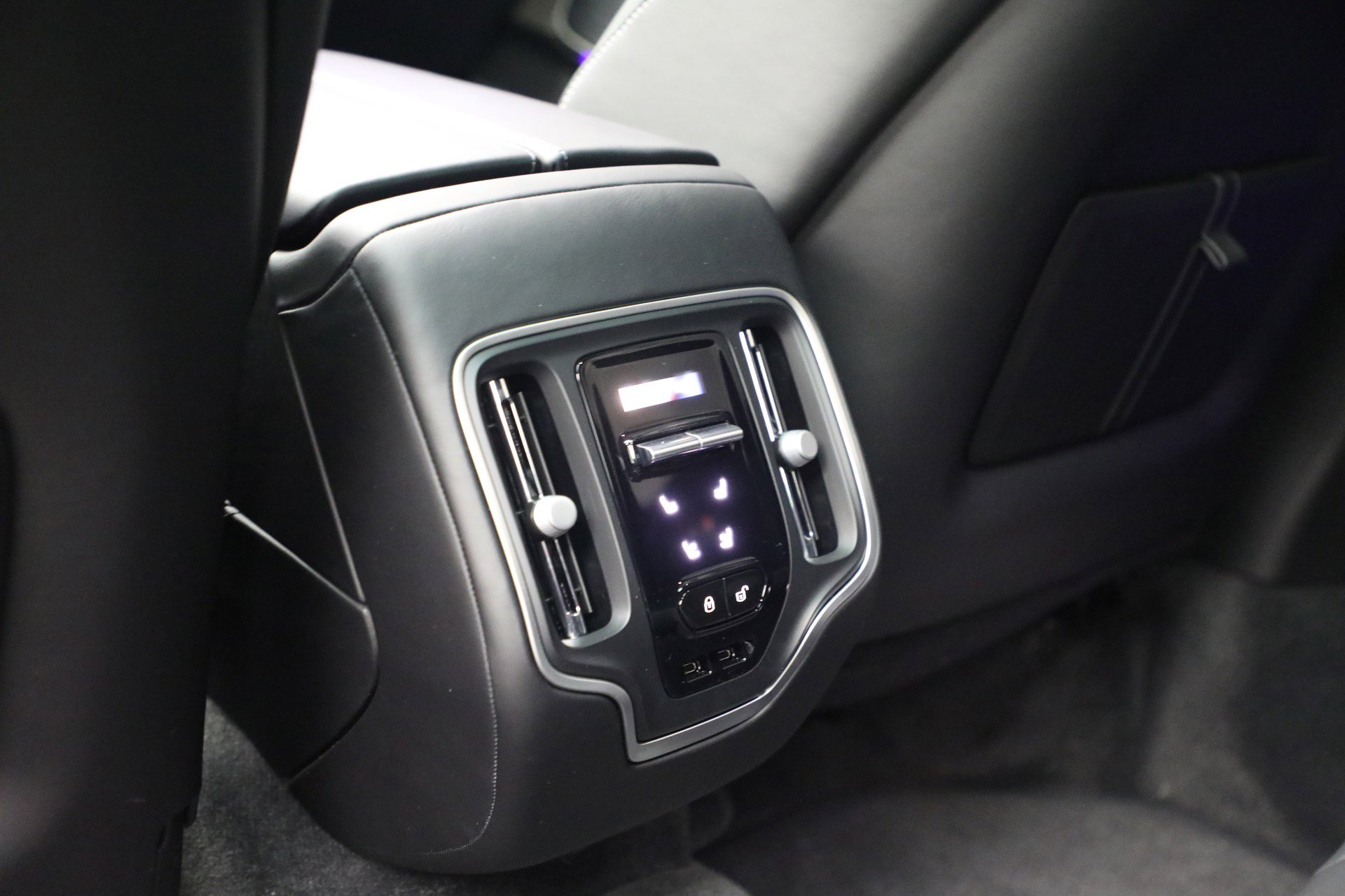 New 2026 Aston Martin DBX S image 31