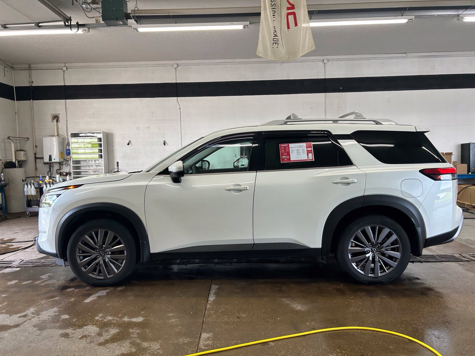 Used 2023 Nissan Pathfinder SL w/ SL Premium Package AWD/4WD image 2
