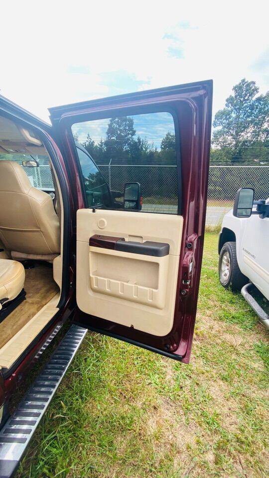 Used 2010 Ford F250 Lariat image 12