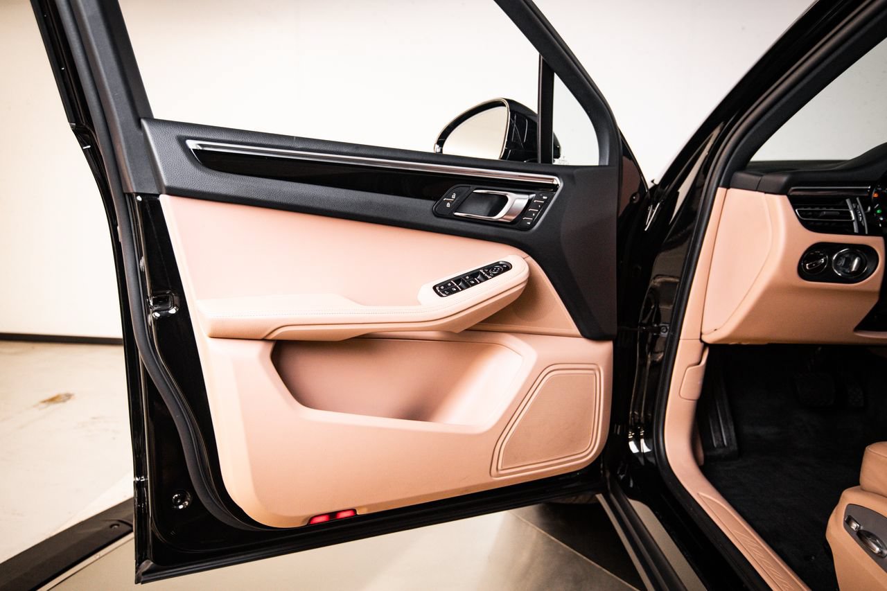 Certified 2023 Porsche Macan AWD/4WD image 23