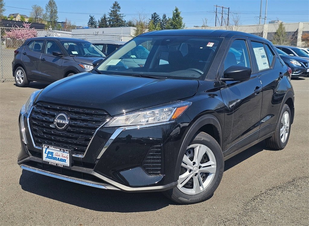 New 2025 Nissan Kicks Play S