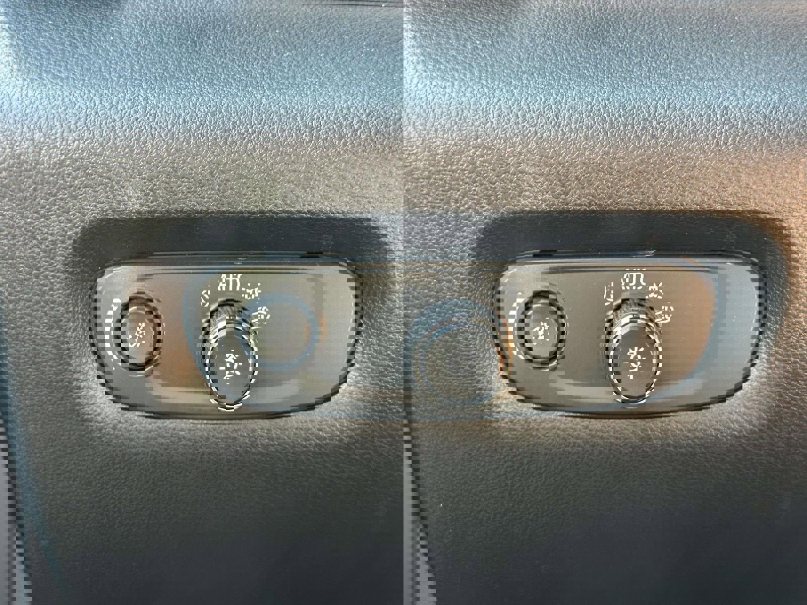 Used 2023 Chevrolet Traverse RS image 31