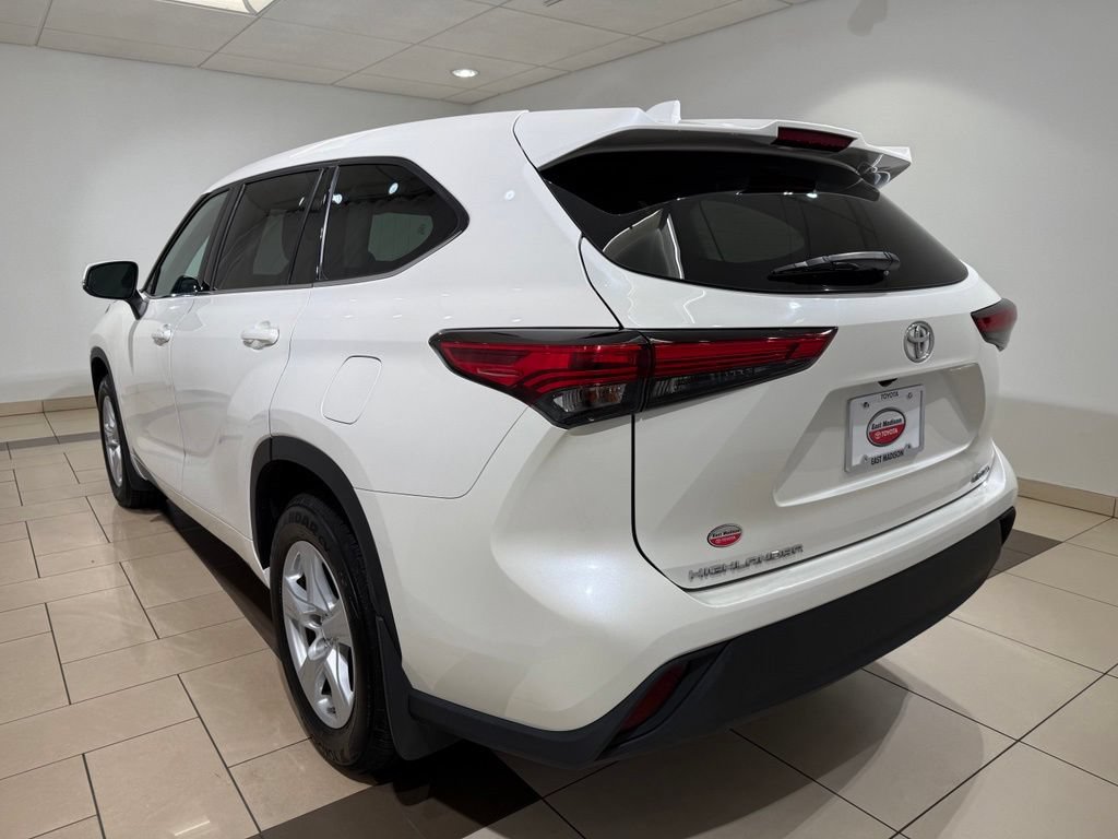 Used 2021 Toyota Highlander LE AWD/4WD image 3
