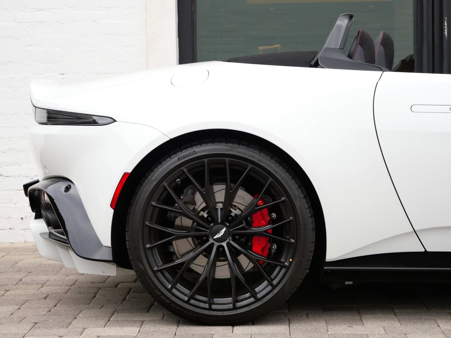 Used 2023 Aston Martin V8 Vantage Roadster RWD image 17