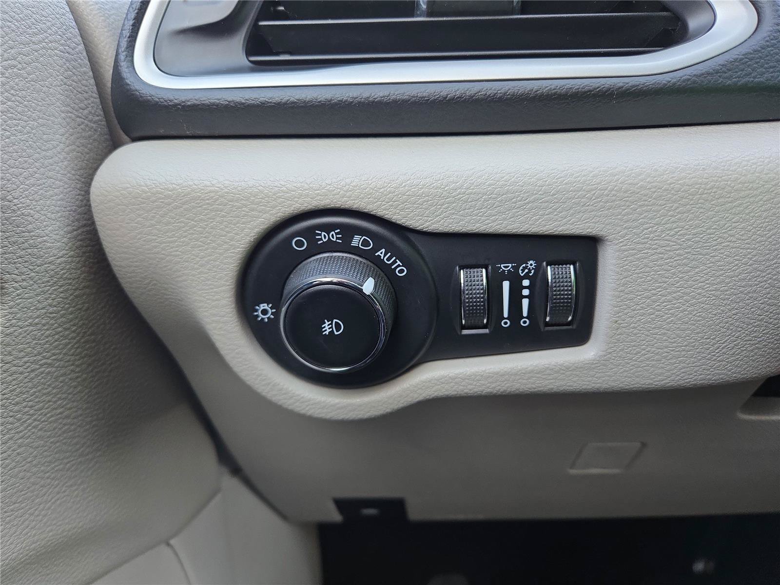 Used 2023 Chrysler Pacifica Touring-L FWD image 14