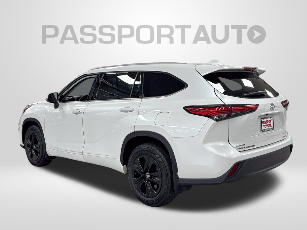 Used 2022 Toyota Highlander XLE AWD/4WD image 4