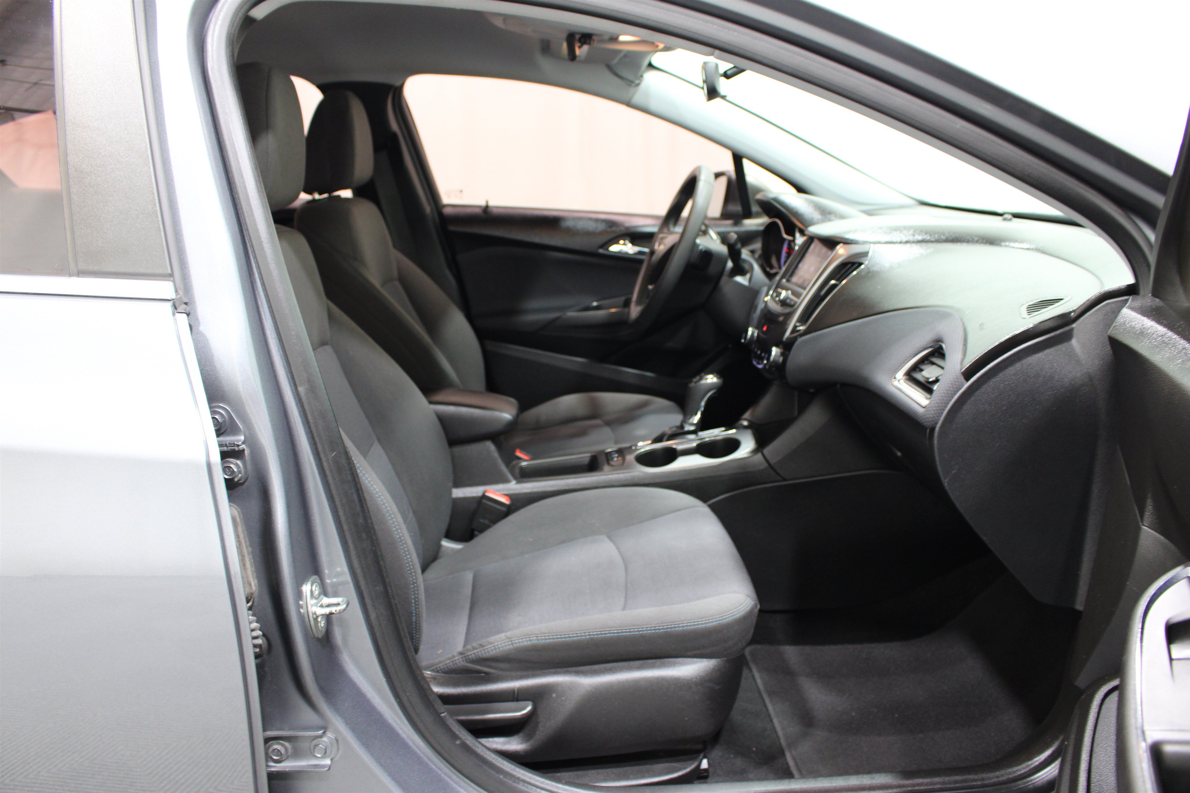 Used 2019 Chevrolet Cruze LT w/ Convenience Package FWD image 26