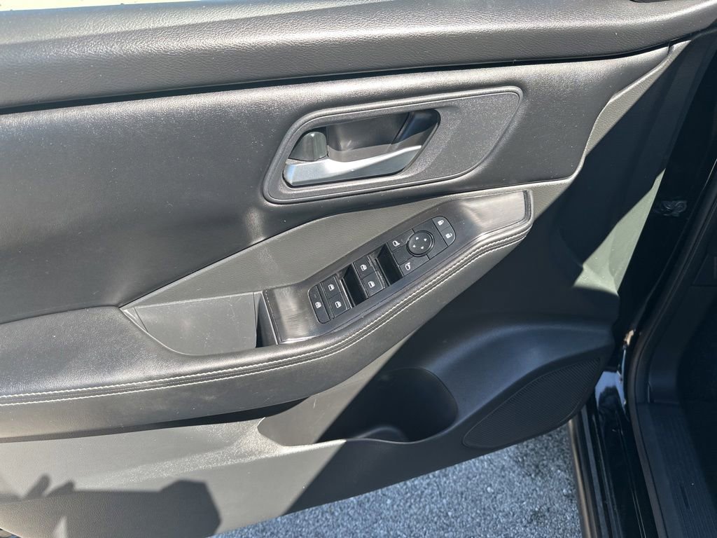 Used 2025 Nissan Rogue SV FWD image 23