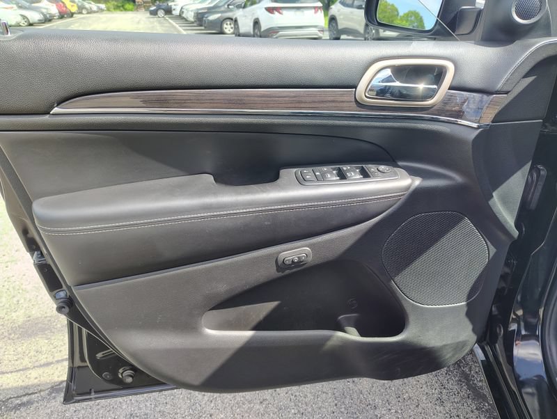 Used 2017 Jeep Grand Cherokee Overland AWD/4WD image 17