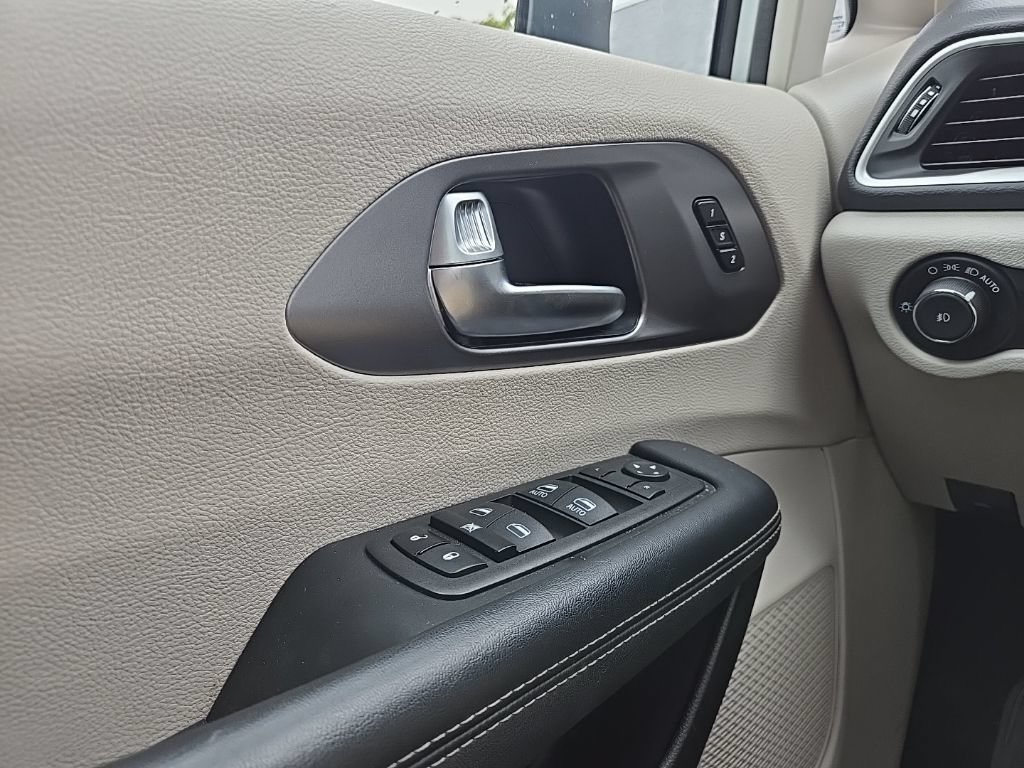 Used 2023 Chrysler Pacifica Touring-L FWD image 18