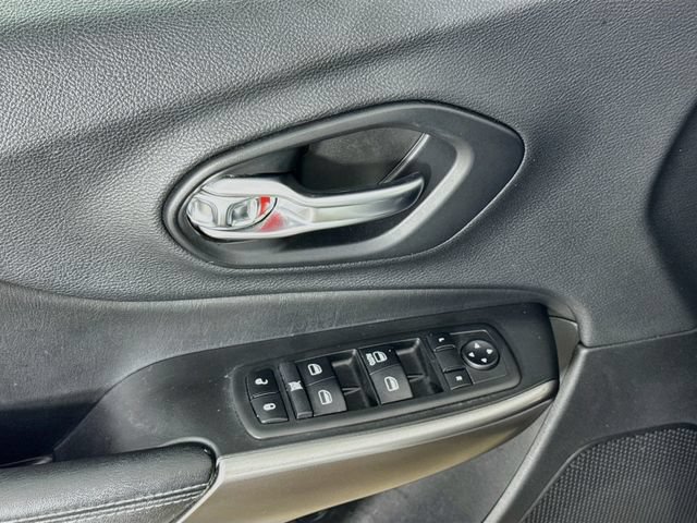 Used 2019 Jeep Cherokee Latitude w/ Popular Appearance Group FWD image 21