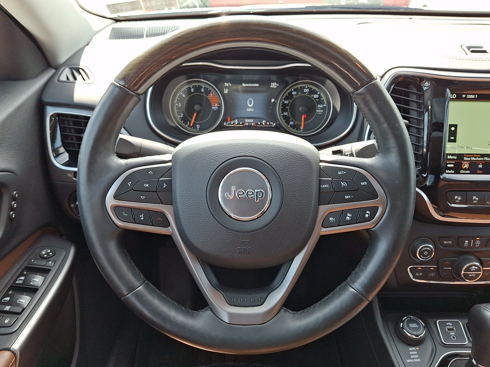 Used 2019 Jeep Cherokee Overland w/ Technology Group AWD/4WD image 23