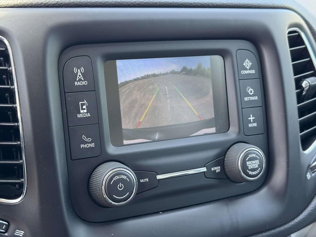 Used 2018 Jeep Compass Latitude w/ Cold Weather Group AWD/4WD image 18