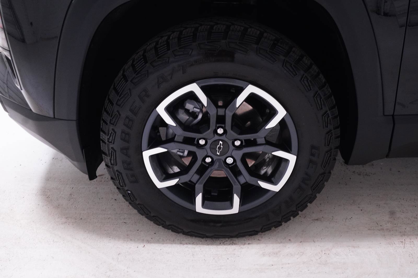 Used 2025 Chevrolet Equinox ACTIV w/ Safety and Technology Package FWD image 12